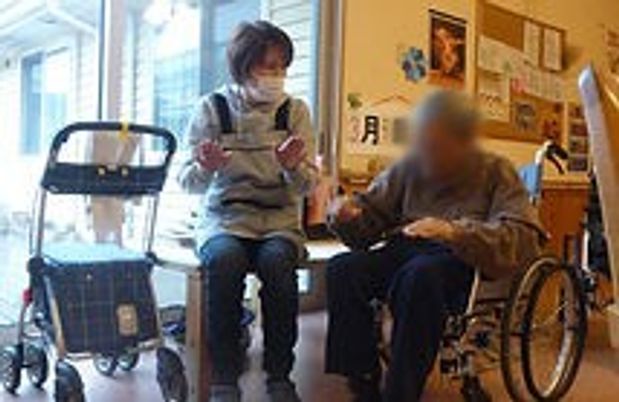 談笑する二人の様子