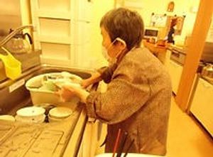 食器洗いの様子が見えるキッチン  