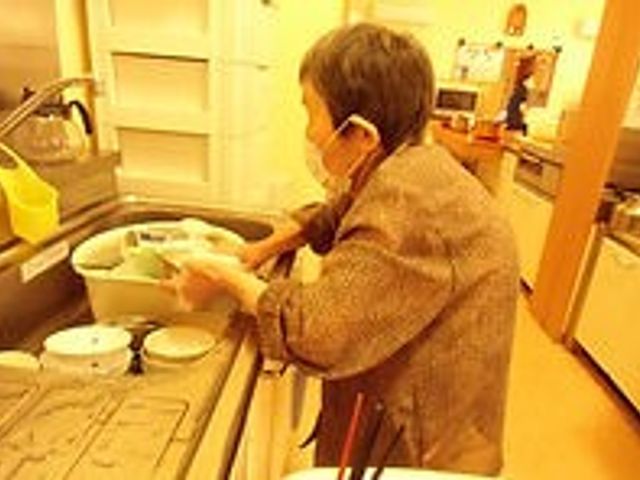 食器洗いの様子が見えるキッチン キッチン   優しい自然光の中で食器を丁寧に洗う作業が可能なキッチンです。高齢者も安心して利用できます。