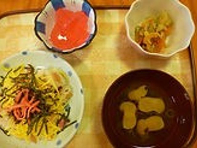 食事風景 ダイニングルーム 彩り豊かな食事が並ぶテーブルです。栄養バランスに配慮されたお料理を楽しめます。