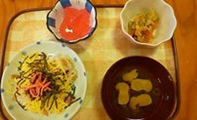 食事風景 ダイニングルーム 彩り豊かな食事が並ぶテーブルです。栄養バランスに配慮されたお料理を楽しめます。