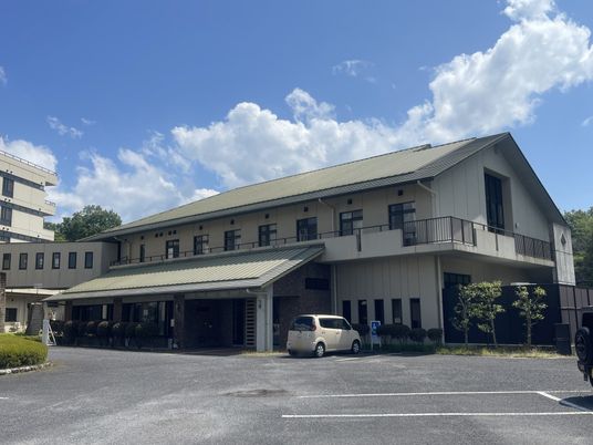 緑豊かな建物外観