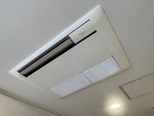 天井のエアコン