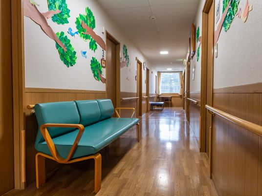 廊下のベンチと掲示物