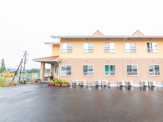 明るい外観の建物