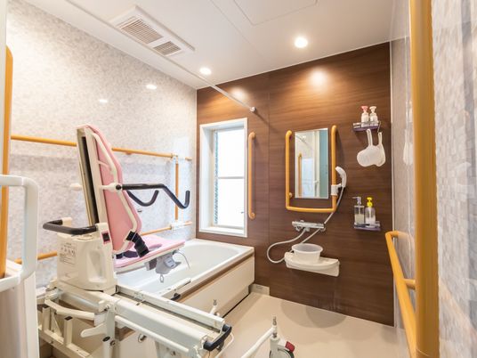 ゆとりある明るい浴室