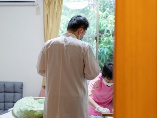 ケアする様子の居室