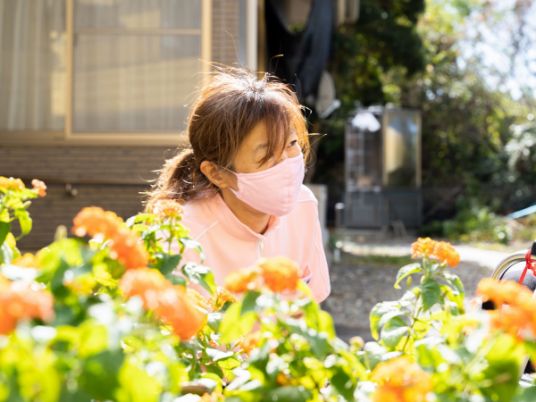 庭で会話する人々