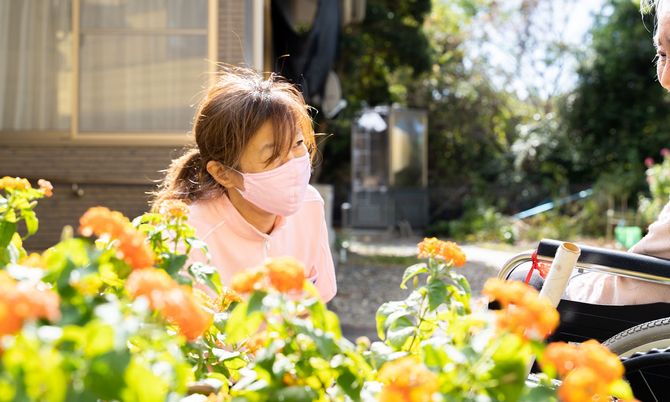 庭で会話する人々