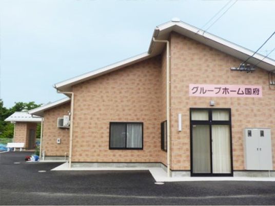 明るい外観の建物正面