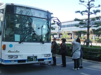 バスと人々の集合