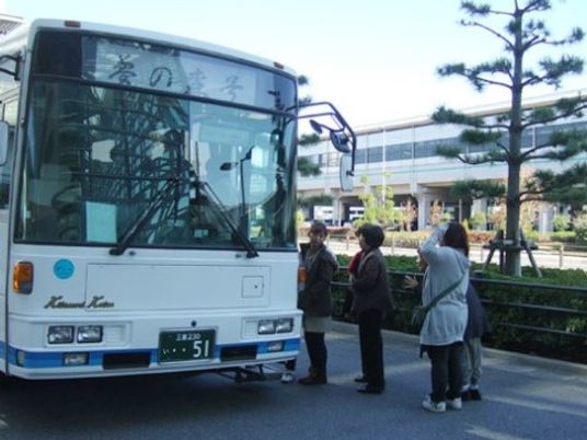 バスと人々の集合