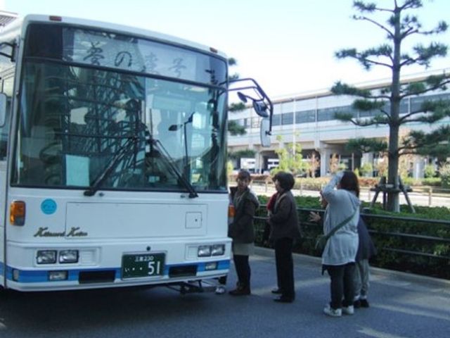 バスと人々の集合
