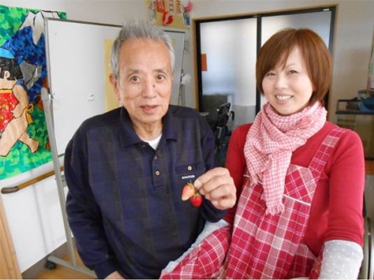 明るい笑顔のふたりと苺