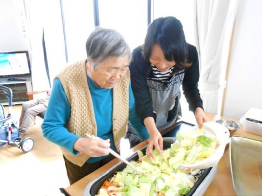 料理活動する利用者とスタッフ