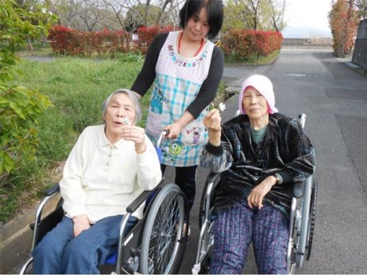 スタッフと利用者の笑顔