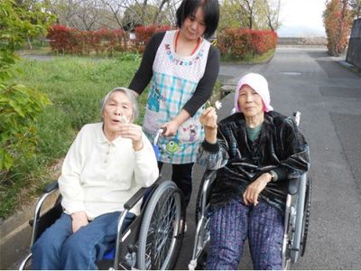 スタッフと利用者の笑顔