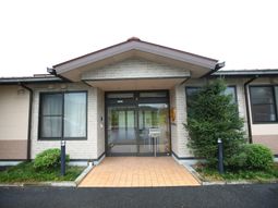 シンプルな施設のエントランス