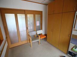 明るい居室の一角