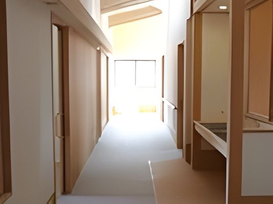 明るい廊下の一部