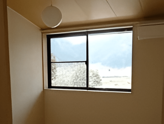 部屋から見える窓越しの景色