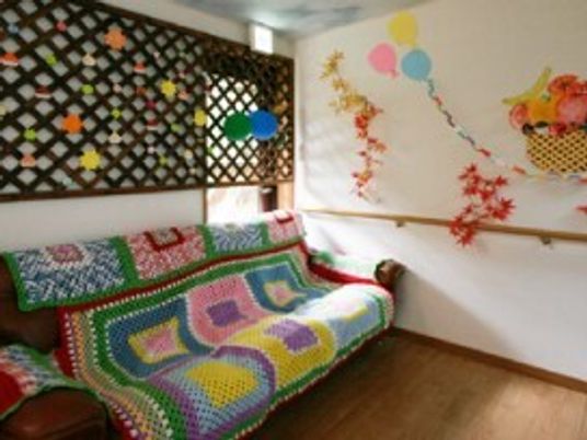 カラフルな居室の一角