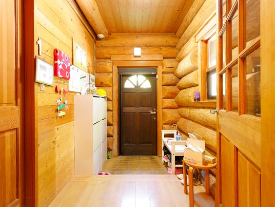 木の温もり溢れる廊下