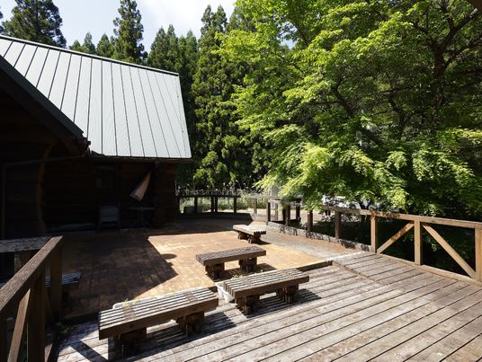 木々に囲まれたテラス