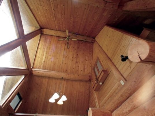 木目調の温もりある居室