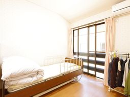 明るく広々とした居室