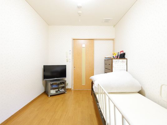 居室のベッドとテレビ