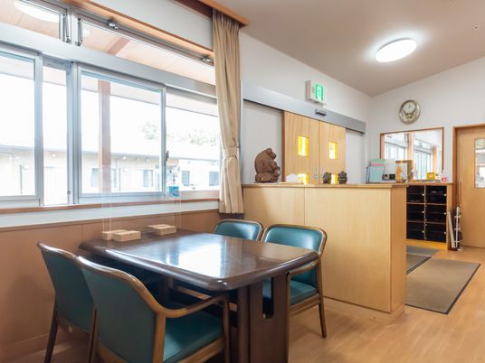 明るい空間の食堂