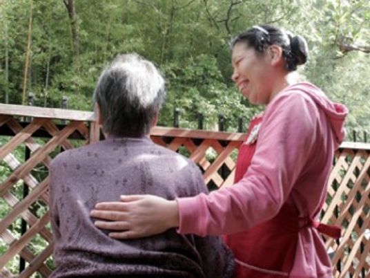 笑顔の介助者と利用者