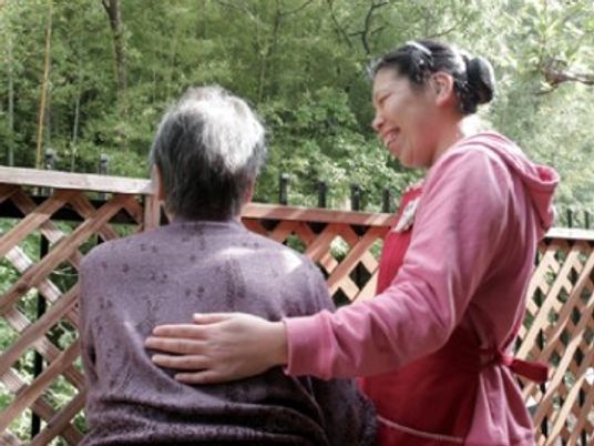 笑顔の介助者と利用者