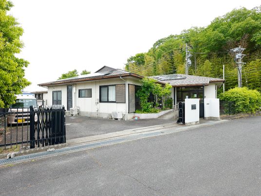 緑に囲まれた建物外観