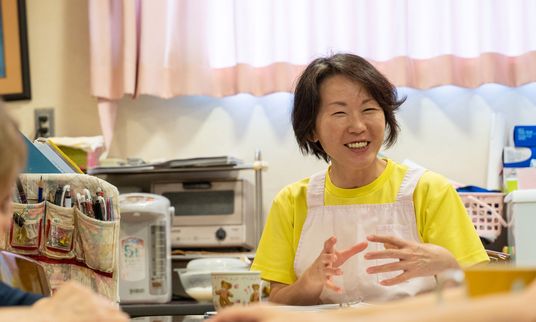 笑顔のスタッフと利用者のキッチン