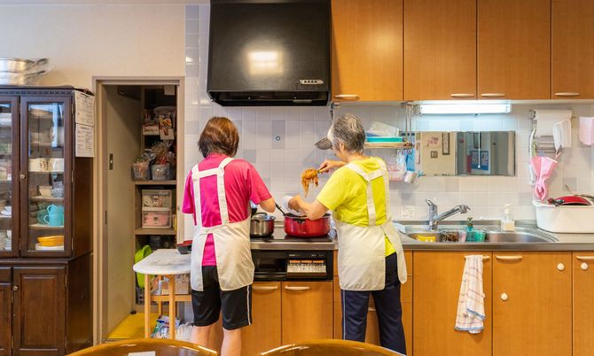 料理をするスタッフイメージ