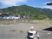 車椅子の人と山々の風景