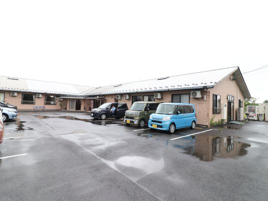広い駐車場の施設外観