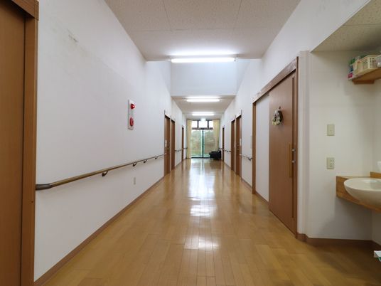 廊下と洗面台が見える場所