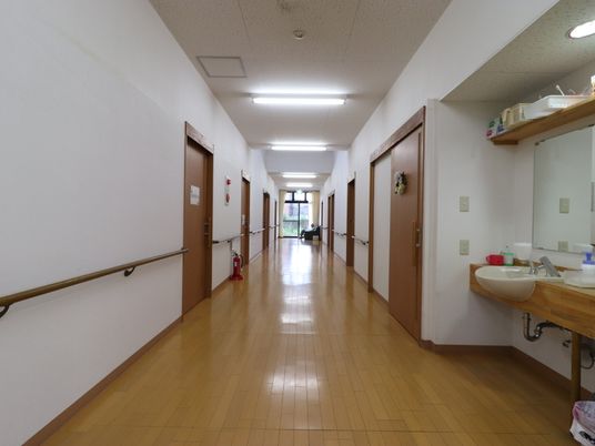 明るい廊下と手すり