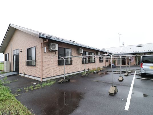 レンガ造りの建物外観