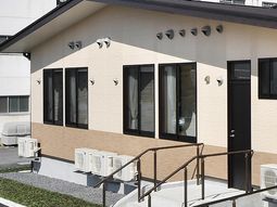 明るい日差しの外観