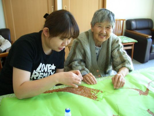 明るい介助スタッフと利用者