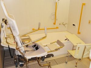 浴槽と介助機器の浴室  