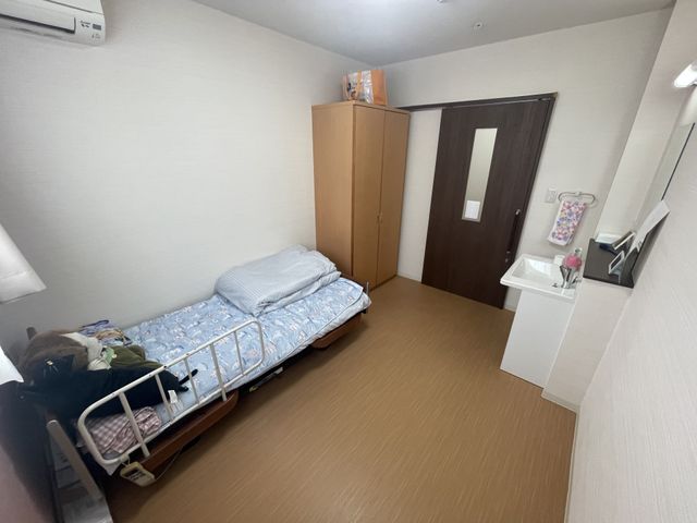 快適な個室の居室 居室 シンプルで清潔感のある個室です。必要なものが整えられ、新しい生活を始める方にぴったりの空間です。