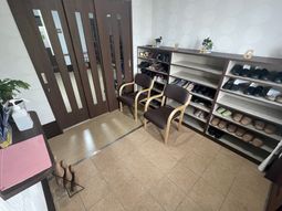 エントランスにある椅子と棚