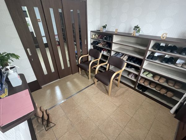 エントランスにある椅子と棚