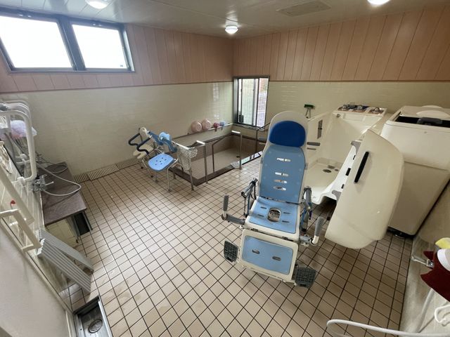 ゆったりとした浴室 浴室 広々とした清潔感溢れる浴室です。機能的な浴槽やシャワーで、安心して快適な入浴が楽しめます。