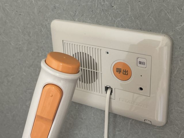 呼び出し機器とハンドル 居室 安全に配慮された機能訓練室には、使いやすい呼び出し機器が設置されており、必要時には迅速にスタッフの支援が受けられます。